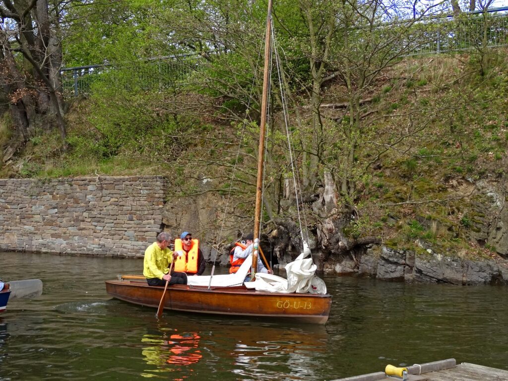 Es kann gesegelt werden. Gekrant oder geslippt gingen die ersten Boote des USC-Kassel zu Wasser, Bild 5