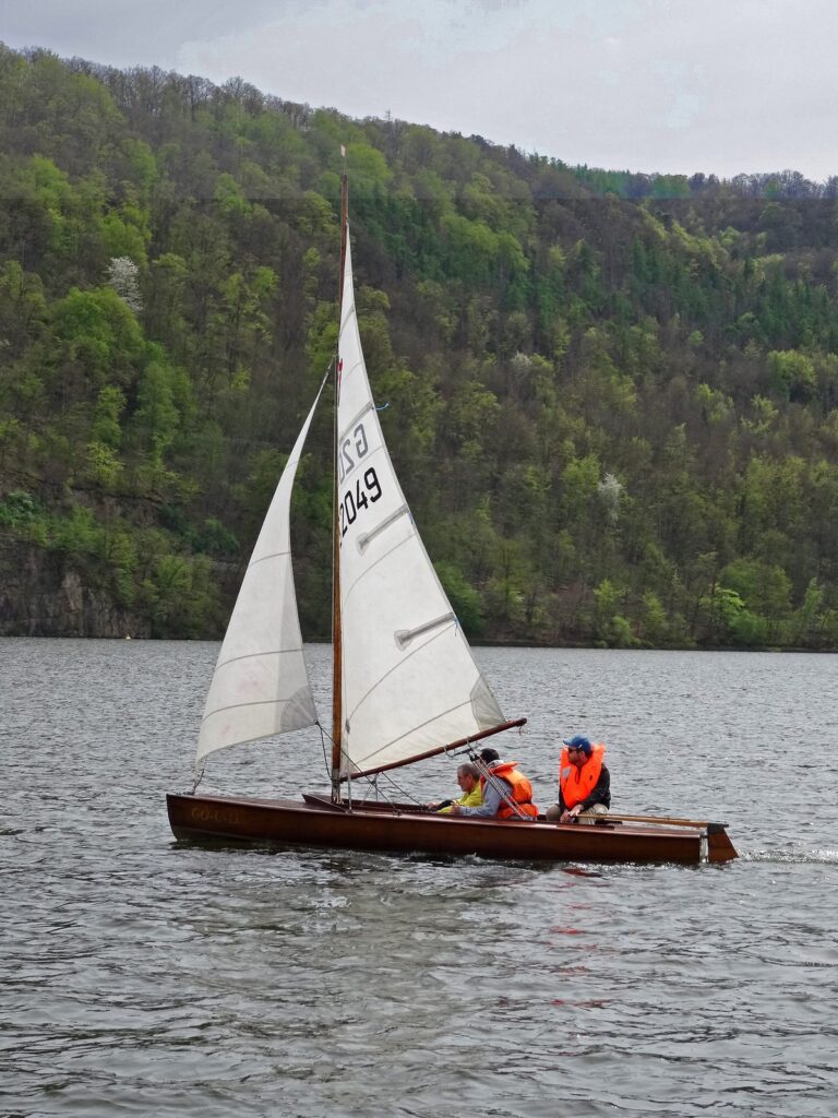 Es kann gesegelt werden. Gekrant oder geslippt gingen die ersten Boote des USC-Kassel zu Wasser, Bild 6
