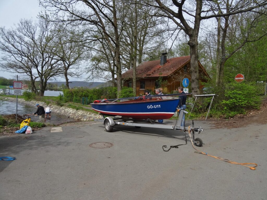 Es kann gesegelt werden. Gekrant oder geslippt gingen die ersten Boote des USC-Kassel zu Wasser, Bild 2