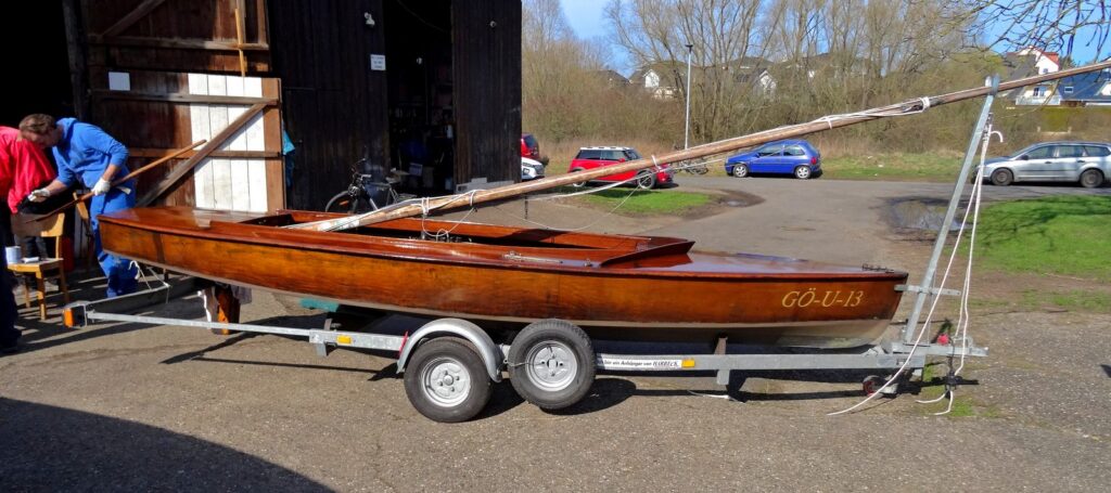 Bootsarbeiten 2024. Der Sperrholz Pirat KUNZ glänzte schon nach zwei Einsätzen in der Frühlingssonne. Er liegt inzwischen segelbereit am Steg in Rehbach
