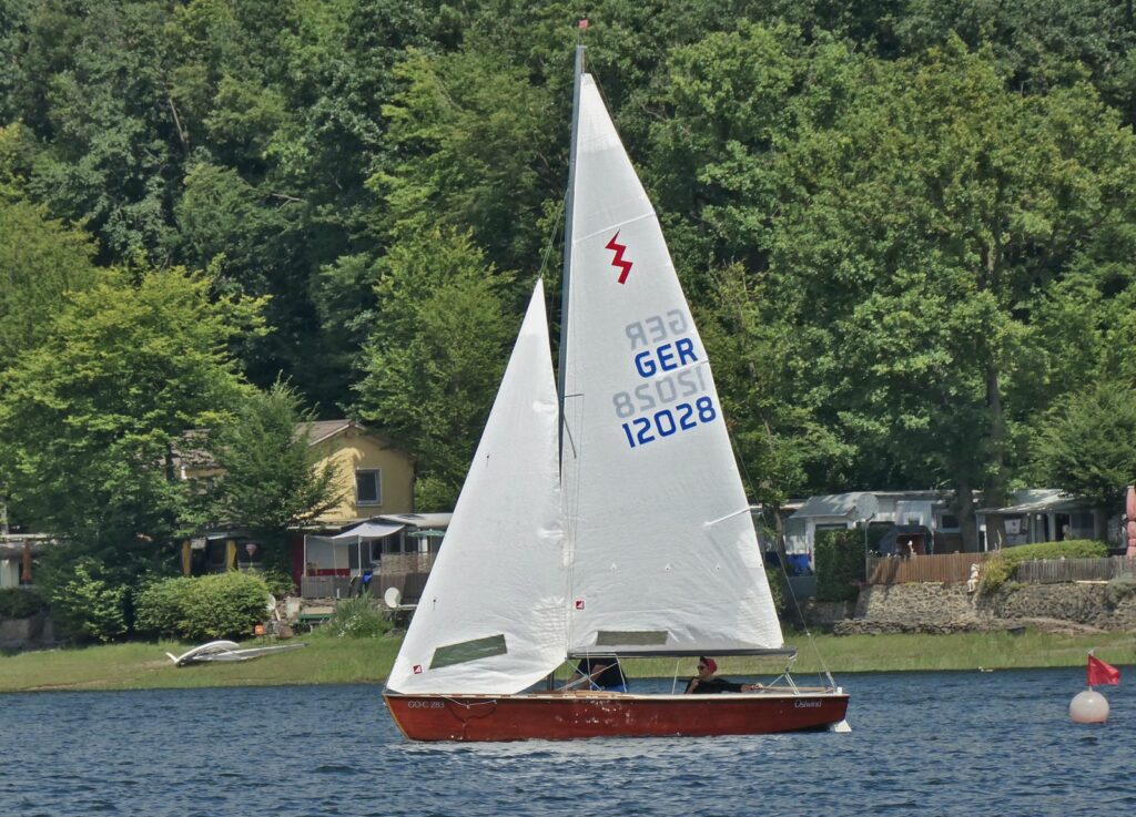 Sommerimpressionen vom Edersee. USC-Lighting hoch am Wind. Spannend: Ende August sind für die Lightnuing Bootsbeiten mit Kenterübungen geplant!
