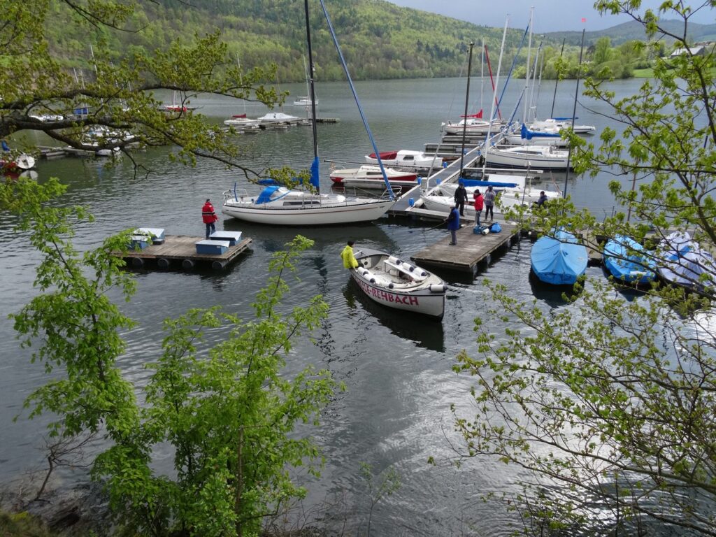 Alles klar zum Ansegeln am 1. Mai. Die Schwimmkörper für die Pontons wurden erneuert und die Varianta wurde an den Steg gebracht