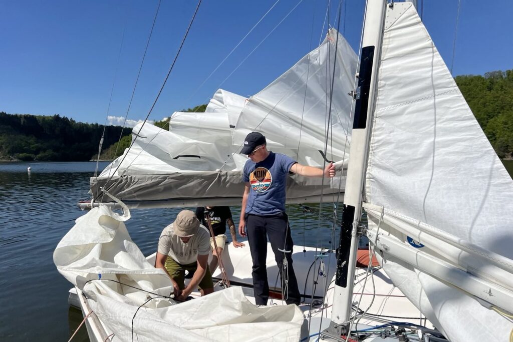 Segelgebirge im Prinzental. Sprinto und J22 beim Festmachen am Gastanleger in Asel