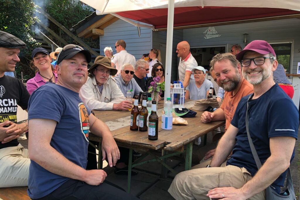 Gute Stimmung. Alle genießen den ersten gemeinsamen Anleger in Asel