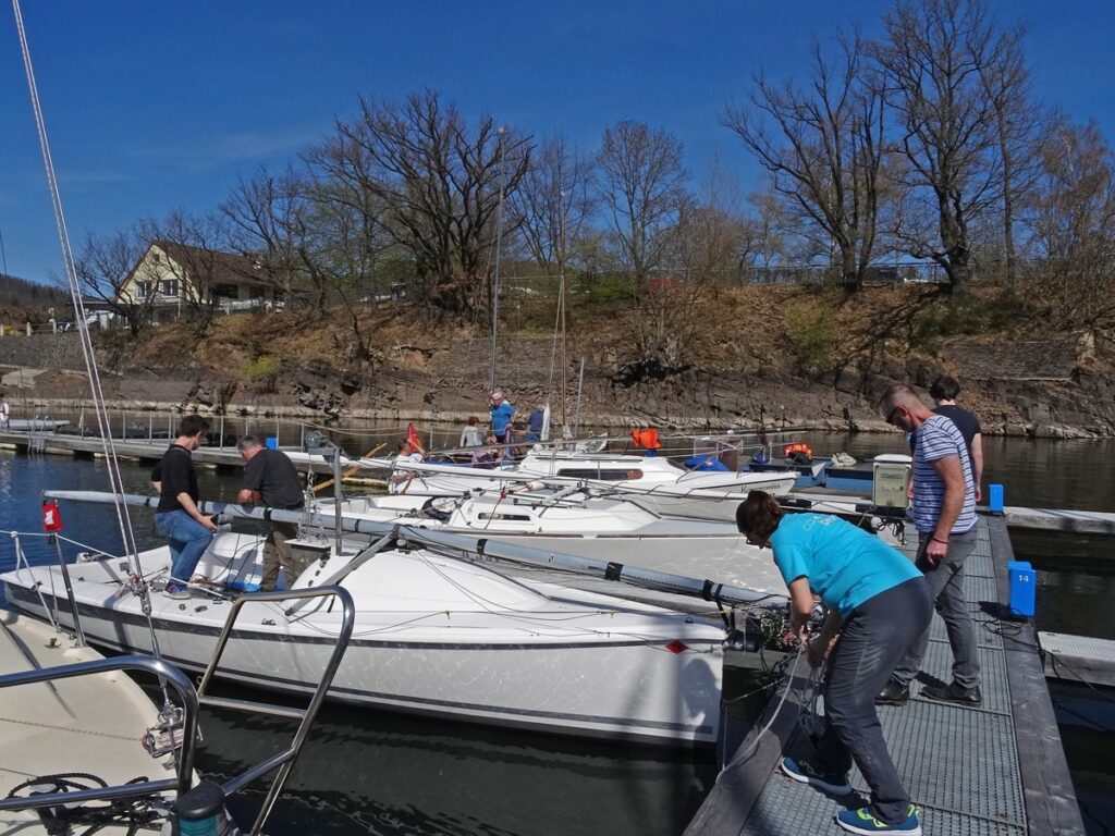 Die weiße Flotte des USC-Kassel noch vor dem Maststellen. Im Vordergrund die neu erworbene Sprinto