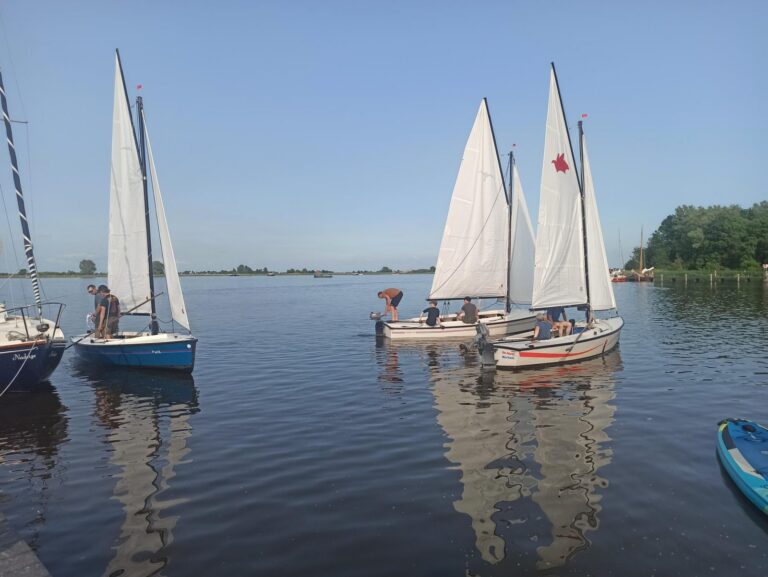 Frieslandsegeln über Himmelfahrt 2025. Ablegen zur Spaßregatta rund Rakkenpolle bei fast keinem Wind.
