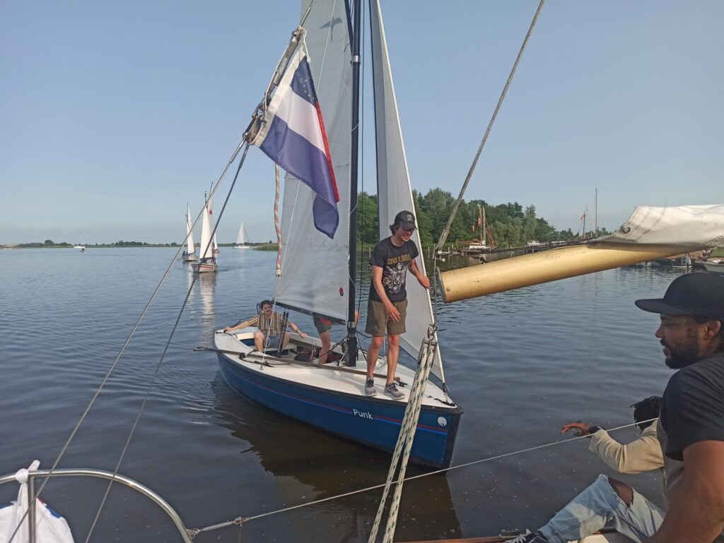 Ziel erreicht nach der Freestyle-Regatta rund Rakkenpolle. Da der Wind immer schwächer wurde, war paddeln oder staken erlaubt.
