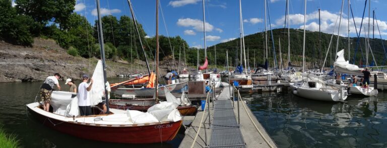 Alle Vereinsboote gehen unter Segel. Beim USC-Segelcamp 2025 wurde von Freitag bis Sonntag in wechselnden Crews dauernd angelegt und abgelegt.